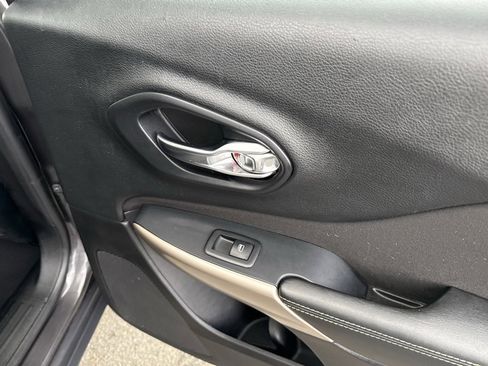 Used 2017 Jeep Cherokee Latitude w/ Safety/Convenience Group image 34