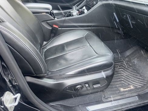 Used 2023 Jeep Grand Cherokee Overland image 12