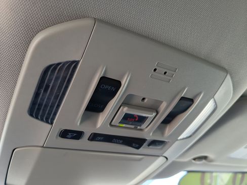 Used 2020 Toyota Highlander XLE image 18