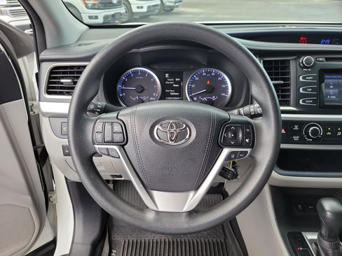 Used 2018 Toyota Highlander LE FWD image 26
