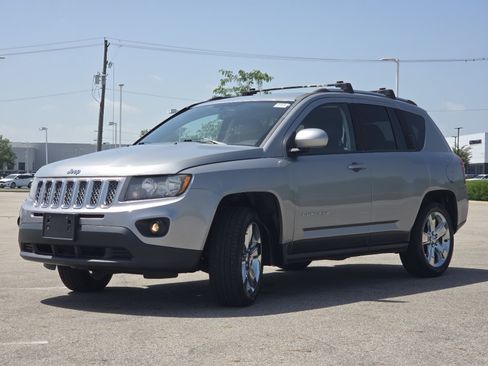 Used 2015 Jeep Compass Latitude FWD image 11