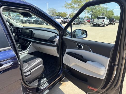 Used 2024 Kia Carnival LX FWD image 14