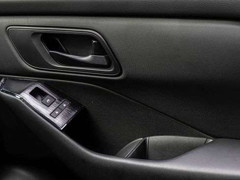 Used 2024 Nissan Rogue S image 16