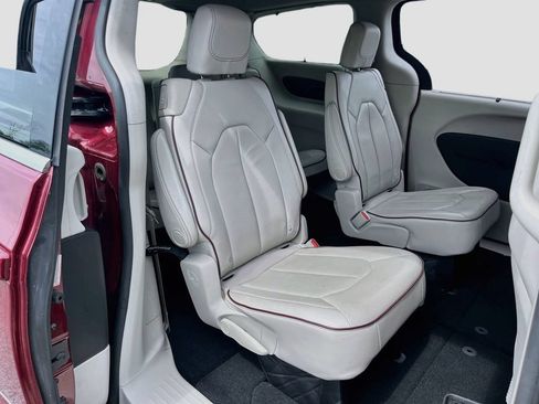 Used 2017 Chrysler Pacifica Limited FWD image 26