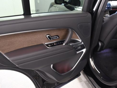 Used 2025 Land Rover Range Rover SE image 25