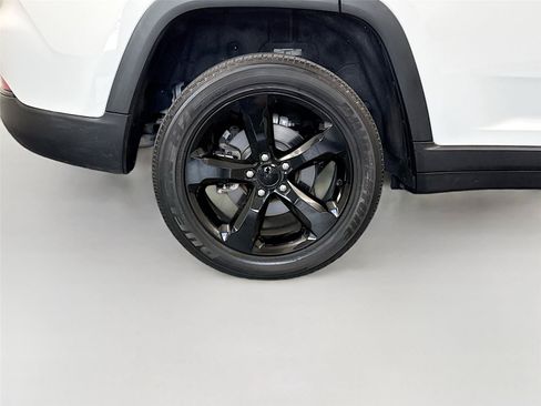 Used 2023 Jeep Grand Cherokee Altitude AWD/4WD image 38