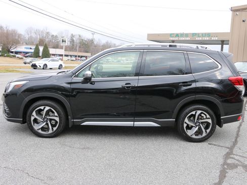 Used 2023 Subaru Forester Touring image 2