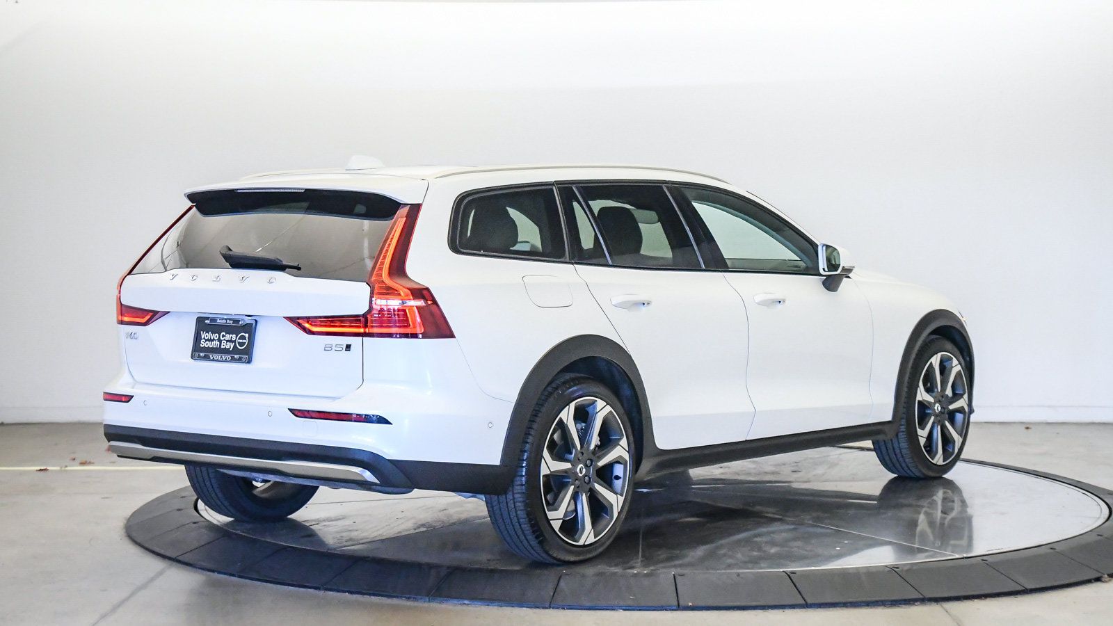 Certified 2025 Volvo V60 B5 Cross Country Plus AWD/4WD image 5