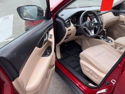 Used 2019 Nissan Rogue SV FWD image 3