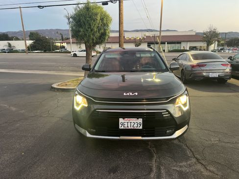 Used 2023 Kia Niro EX Touring FWD image 2