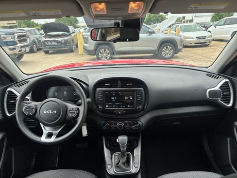 Used 2025 Kia Soul LX w/ LX Technology Package FWD image 31
