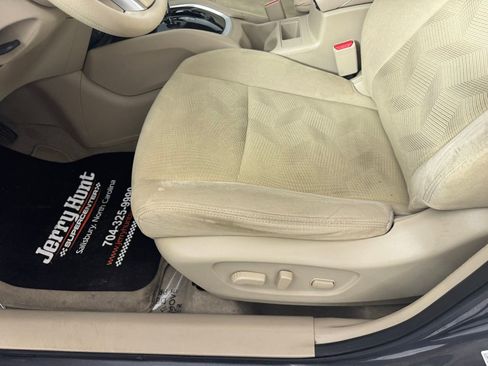 Used 2014 Nissan Rogue SV w/ SV Moonroof Package image 13