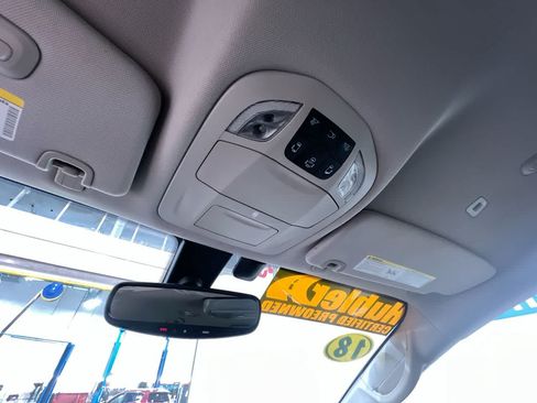 Used 2018 Chrysler Pacifica Touring-L Plus FWD image 33