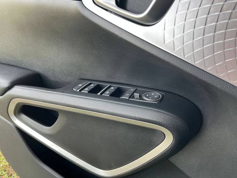 Used 2025 Kia Soul LX w/ LX Technology Package FWD image 15