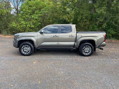 Used 2024 Toyota Tacoma Limited w/ Limited Package (LT) AWD/4WD image 3