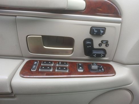 Used 2003 Lincoln Town Car Signature image 21