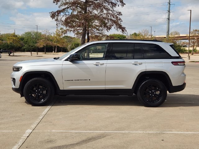Used 2025 Jeep Grand Cherokee Altitude RWD image 4