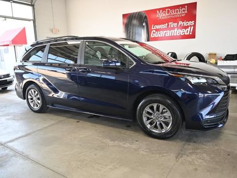 Certified 2025 Toyota Sienna LE AWD/4WD image 4
