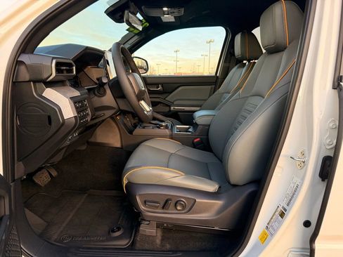 Used 2025 Toyota Tacoma Trailhunter image 10