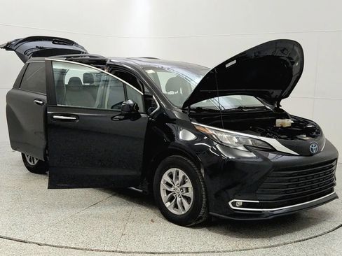 Used 2024 Toyota Sienna XLE image 9
