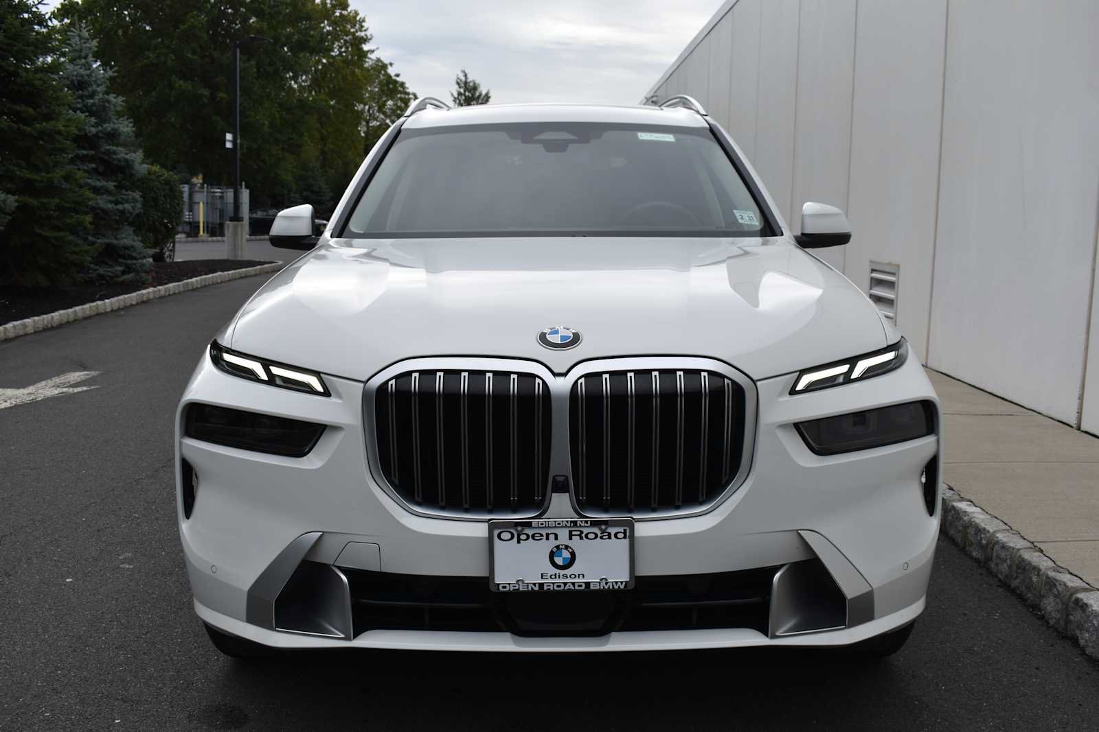 Used 2026 BMW X7 xDrive40i w/ Premium Package AWD/4WD image 2