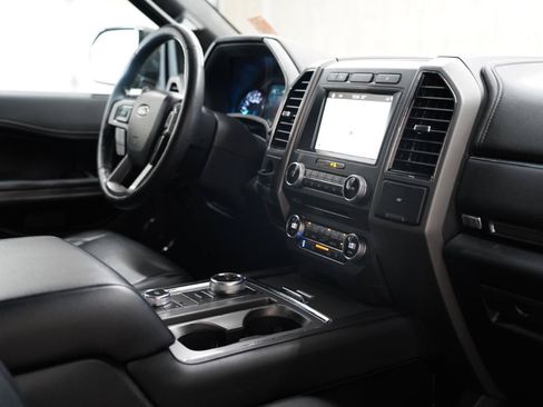 Used 2018 Ford Expedition XLT w/ Equipment Group 202A AWD/4WD image 16