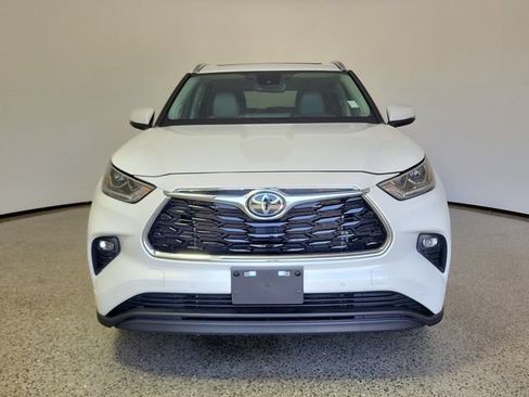 Used 2023 Toyota Highlander Limited FWD image 3