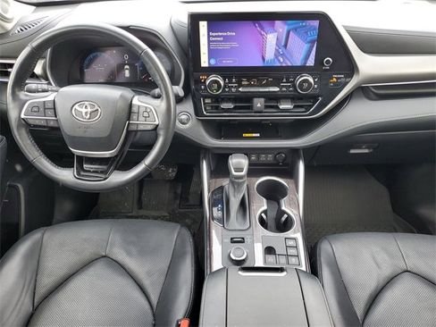 Used 2023 Toyota Highlander Limited image 14
