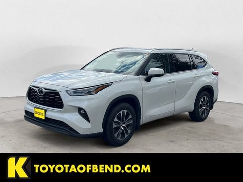 Used 2021 Toyota Highlander XLE AWD/4WD image 1