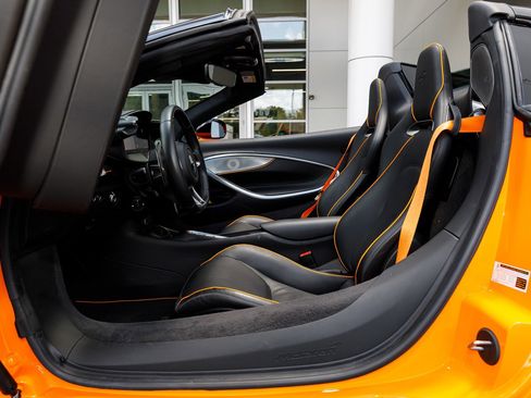 Used 2025 McLaren Artura Spider RWD image 45