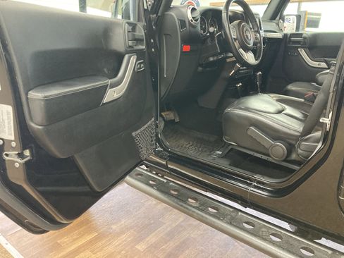 Used 2017 Jeep Wrangler Unlimited Rubicon AWD/4WD image 11