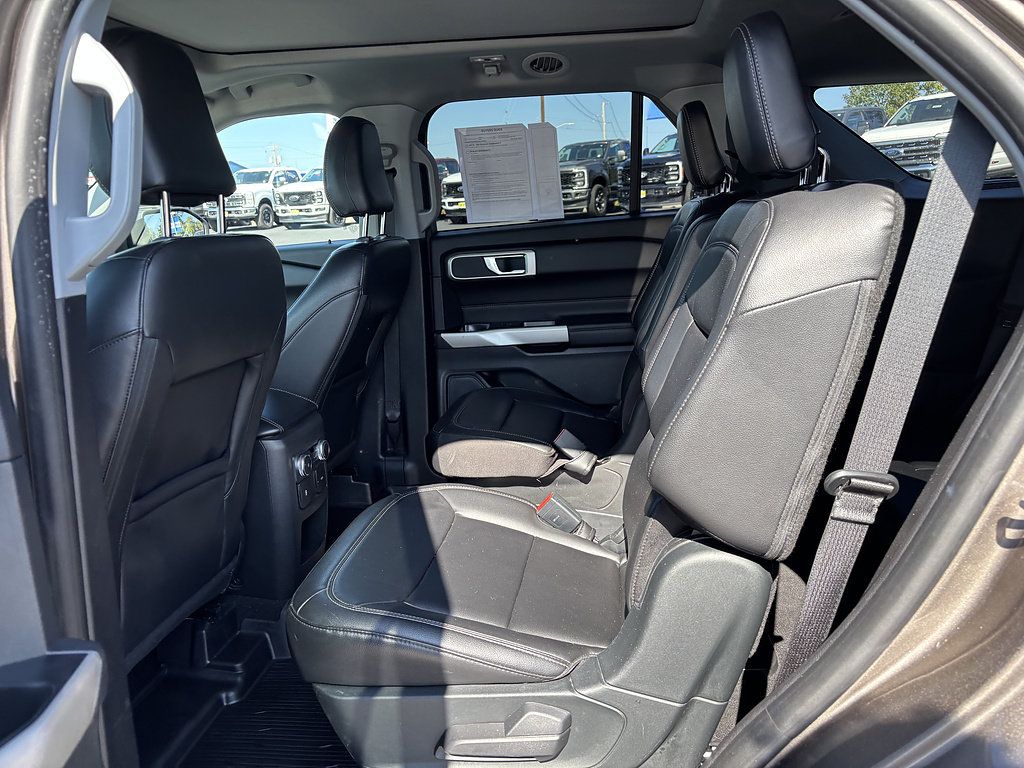 Used 2021 Ford Explorer XLT w/ Equipment Group 202A AWD/4WD image 32