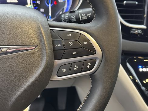 Used 2024 Chrysler Pacifica Touring-L image 27