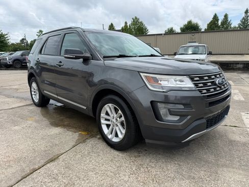 Used 2017 Ford Explorer XLT w/ Equipment Group 201A FWD image 7