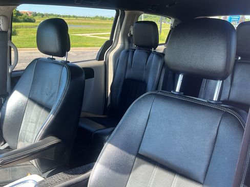 Used 2018 Dodge Grand Caravan SXT w/ Rear Park Assist Package FWD image 16