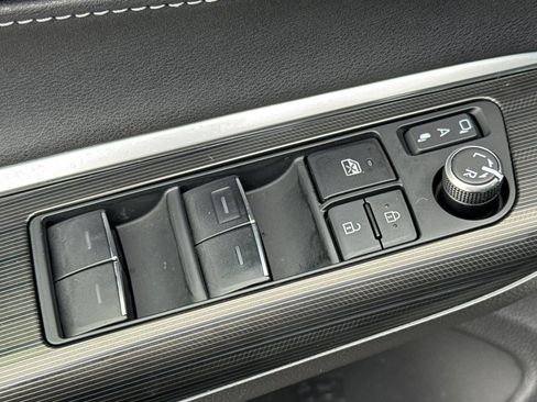 Used 2022 Toyota Venza XLE image 11