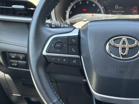 Used 2023 Toyota Highlander XLE AWD/4WD image 9