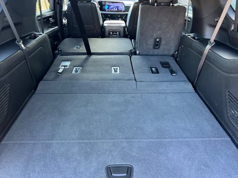 Used 2025 Chevrolet Suburban Z71 AWD/4WD image 16