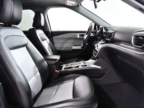 Used 2022 Ford Explorer XLT w/ Equipment Group 202A image 10