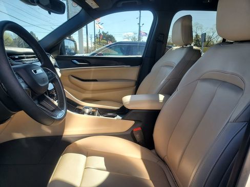 Used 2024 Jeep Grand Cherokee Limited image 11