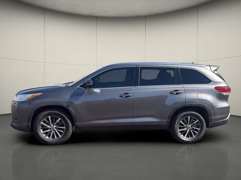 Used 2019 Toyota Highlander XLE FWD image 4
