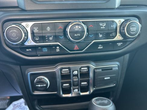 Used 2023 Jeep Wrangler Unlimited w/ Cold Weather Group image 15