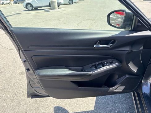 Used 2024 Nissan Altima 2.5 SV FWD image 11