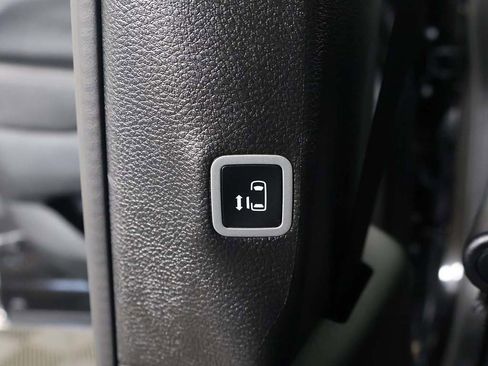 Used 2025 Chrysler Pacifica Select image 48