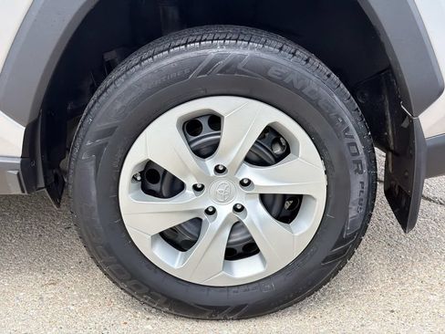 Used 2022 Toyota RAV4 LE AWD/4WD image 12