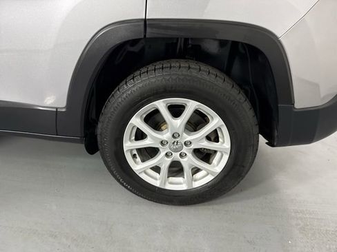 Used 2018 Jeep Cherokee Latitude Plus w/ Cold Weather Group AWD/4WD image 5