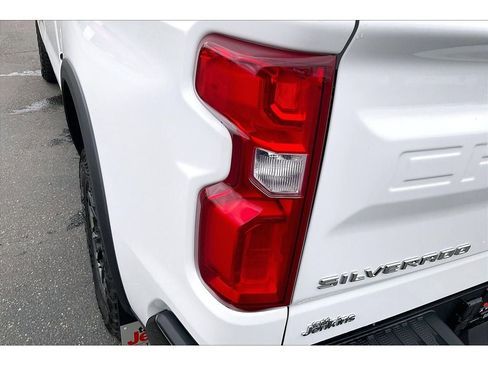 Used 2025 Chevrolet Silverado 1500 ZR2 w/ Technology Package image 30