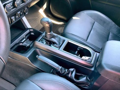 Used 2022 Toyota Tacoma TRD Off-Road w/ TRD Premium Off Road Package image 16