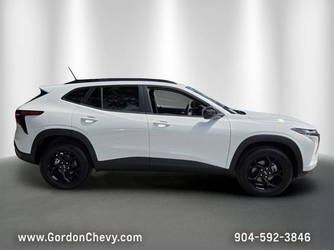 New 2026 Chevrolet Trax LT w/ Driver Confidence Package FWD image 8