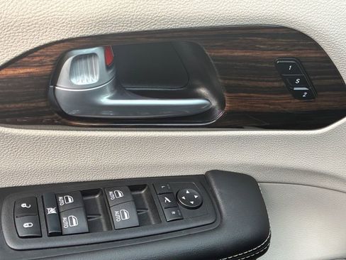 Used 2024 Chrysler Pacifica Limited w/ Uconnect Theater Family Group image 25